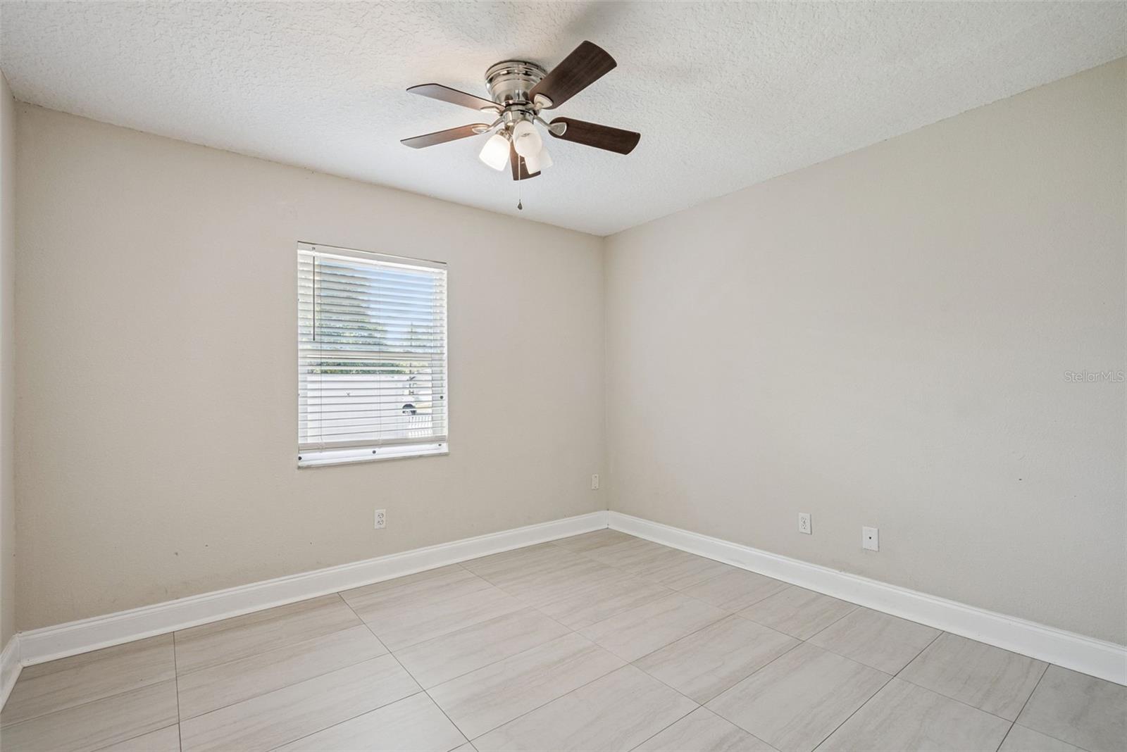 Image 16 of 33 For 236 Plaza Oval