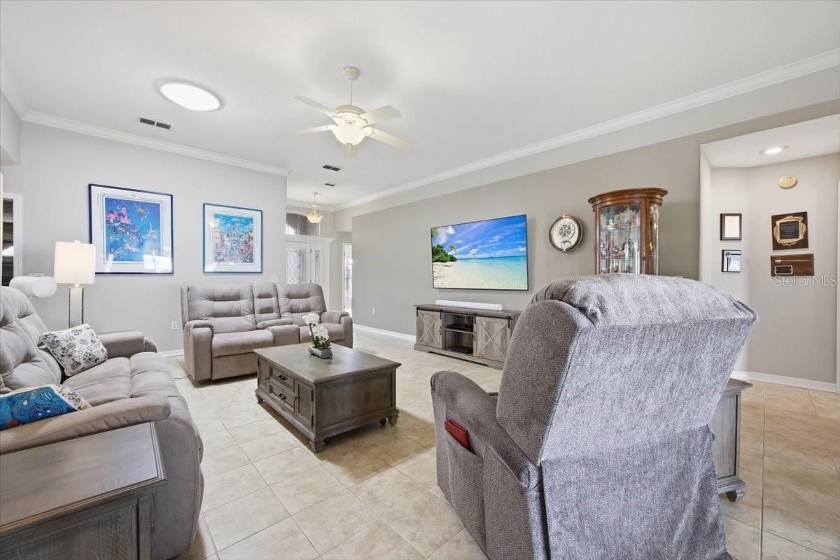 Image 4 of 43 For 601 Sweetwater Way