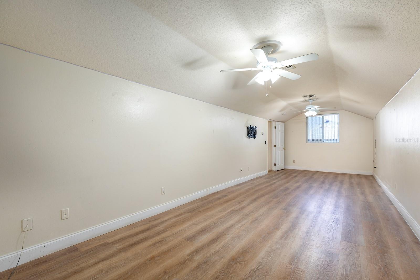 Image 23 of 31 For 13409 Via Roma Circle