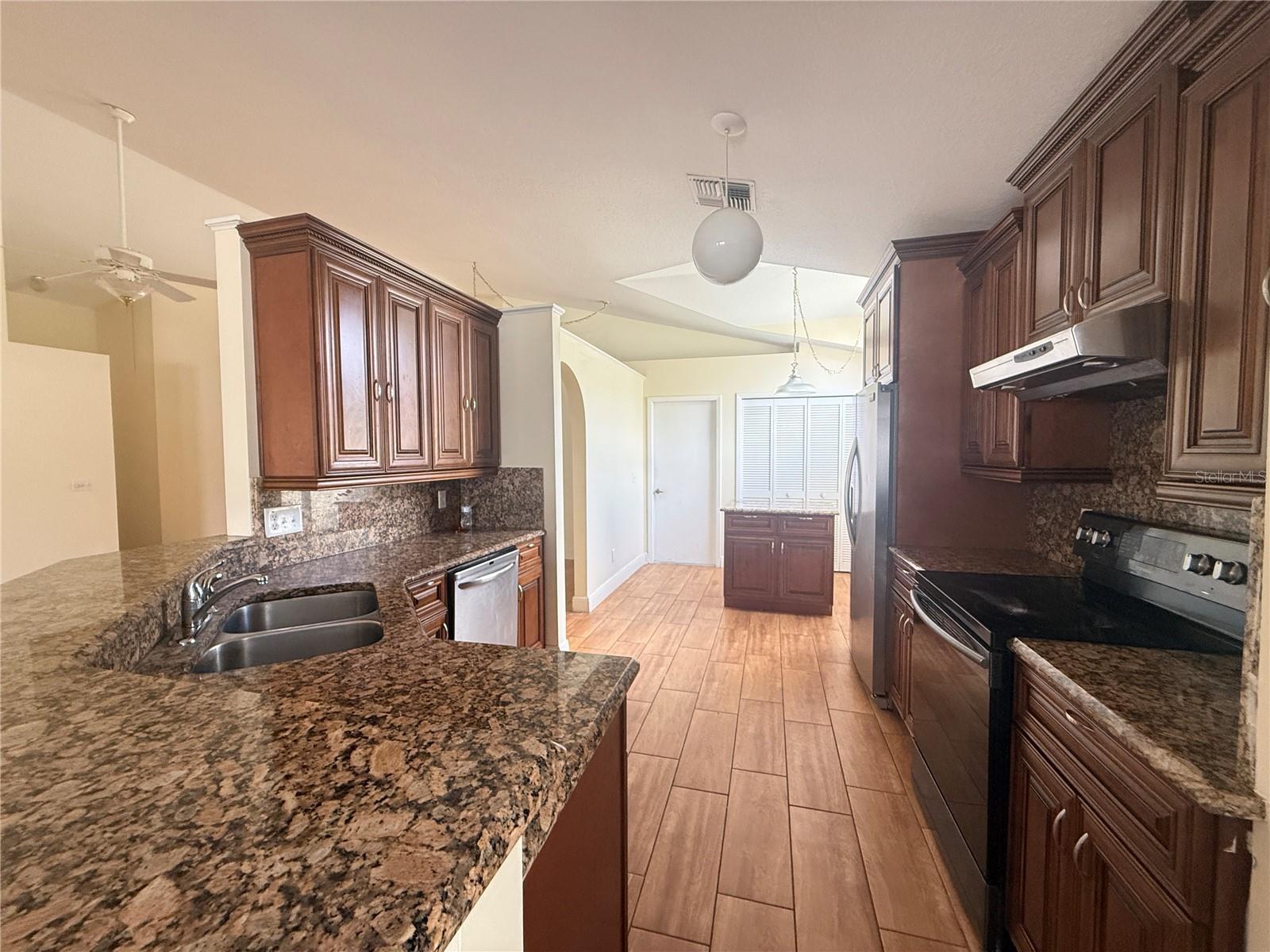 Image 10 of 22 For 2073 River Park Boulevard