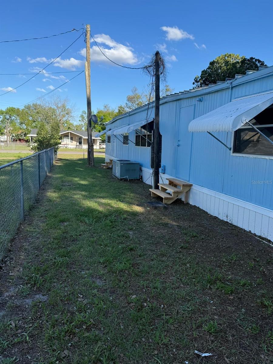 Listing photo id 3 for 4305 Tony Street