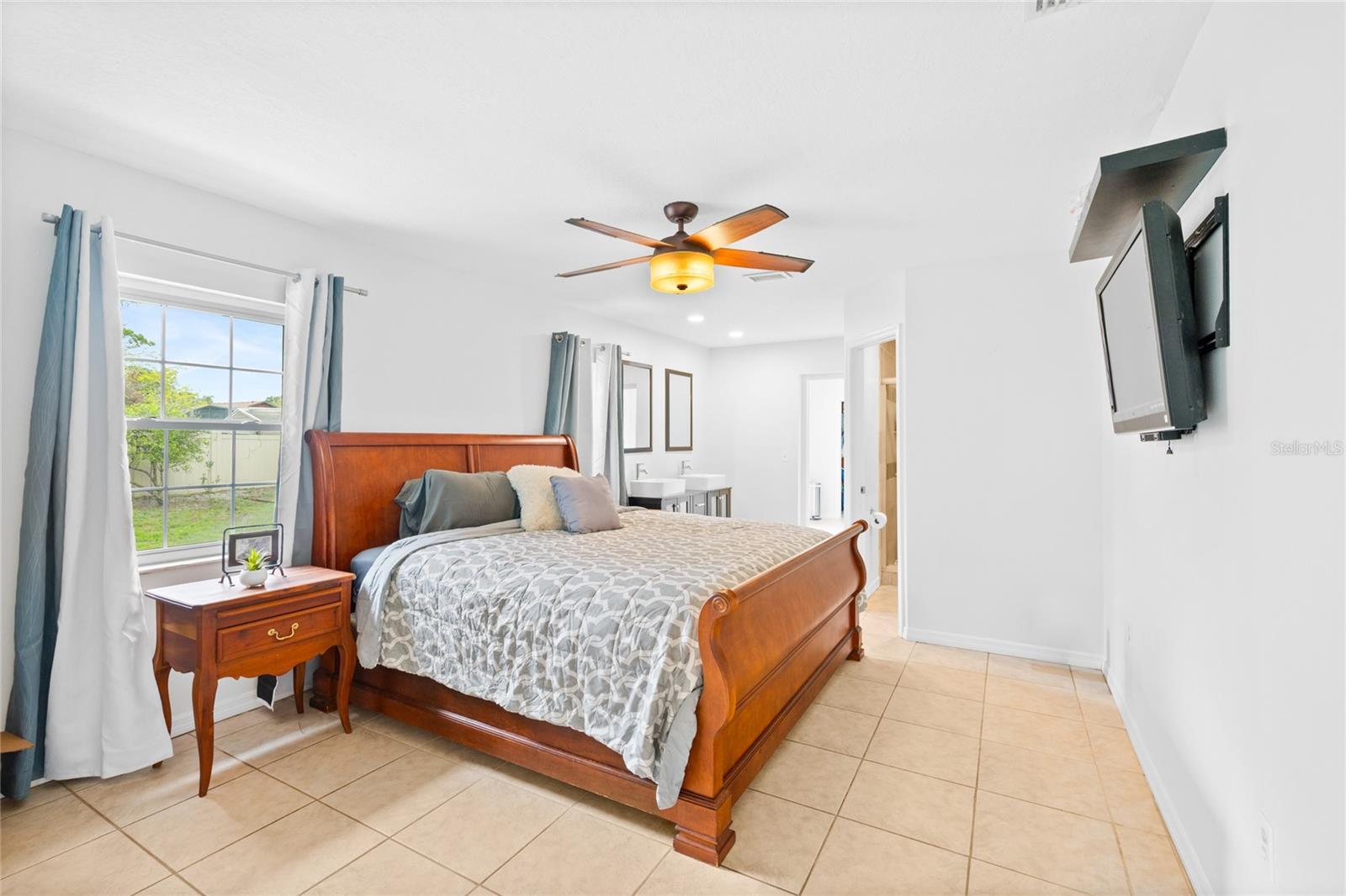 Image 17 of 42 For 305 Palm Springs Drive