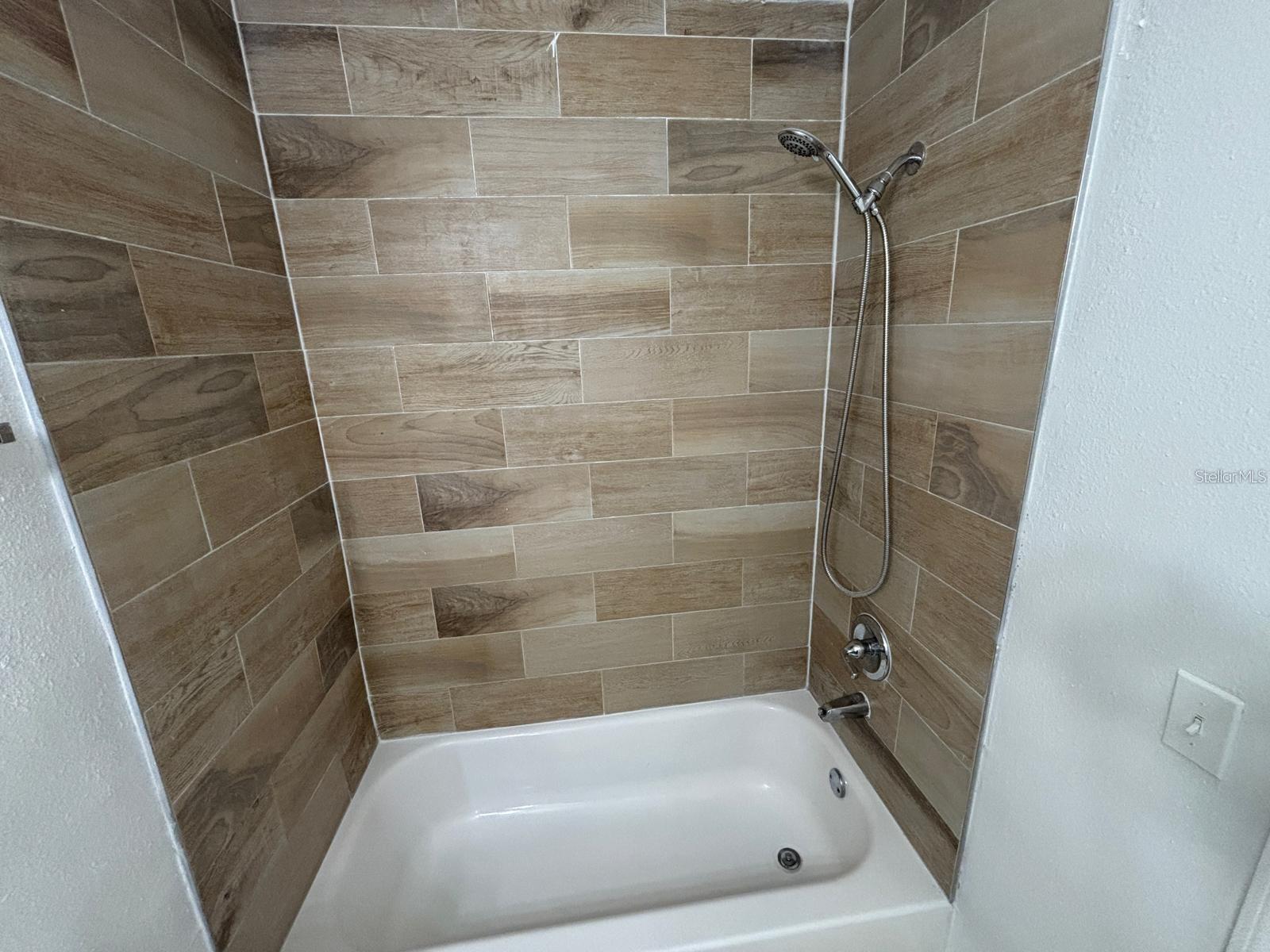 Image 12 of 19 For 433 Fountainhead Circle 192