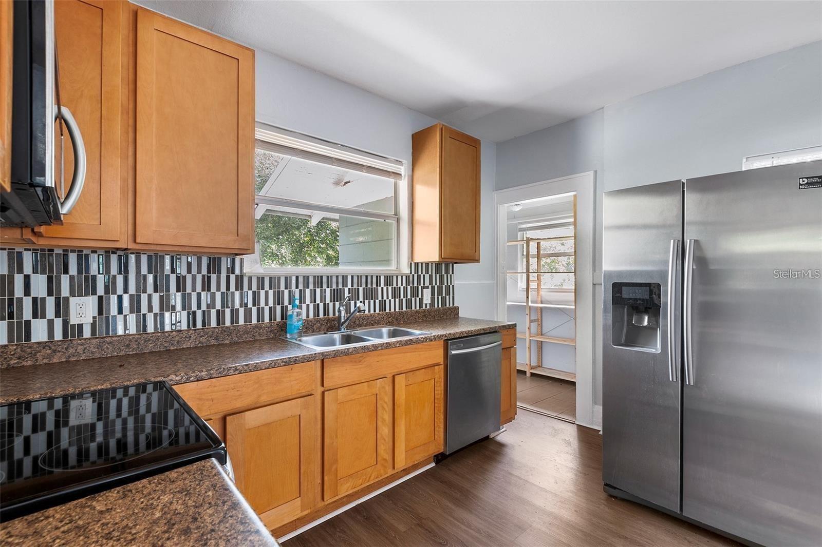 Image 5 of 12 For 811 Amelia Avenue