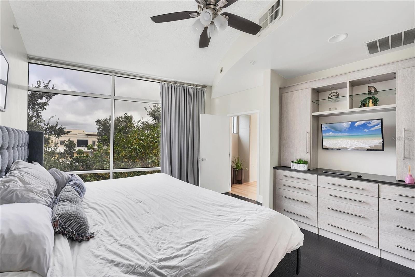 Image 20 of 52 For 525 Jackson Street 302