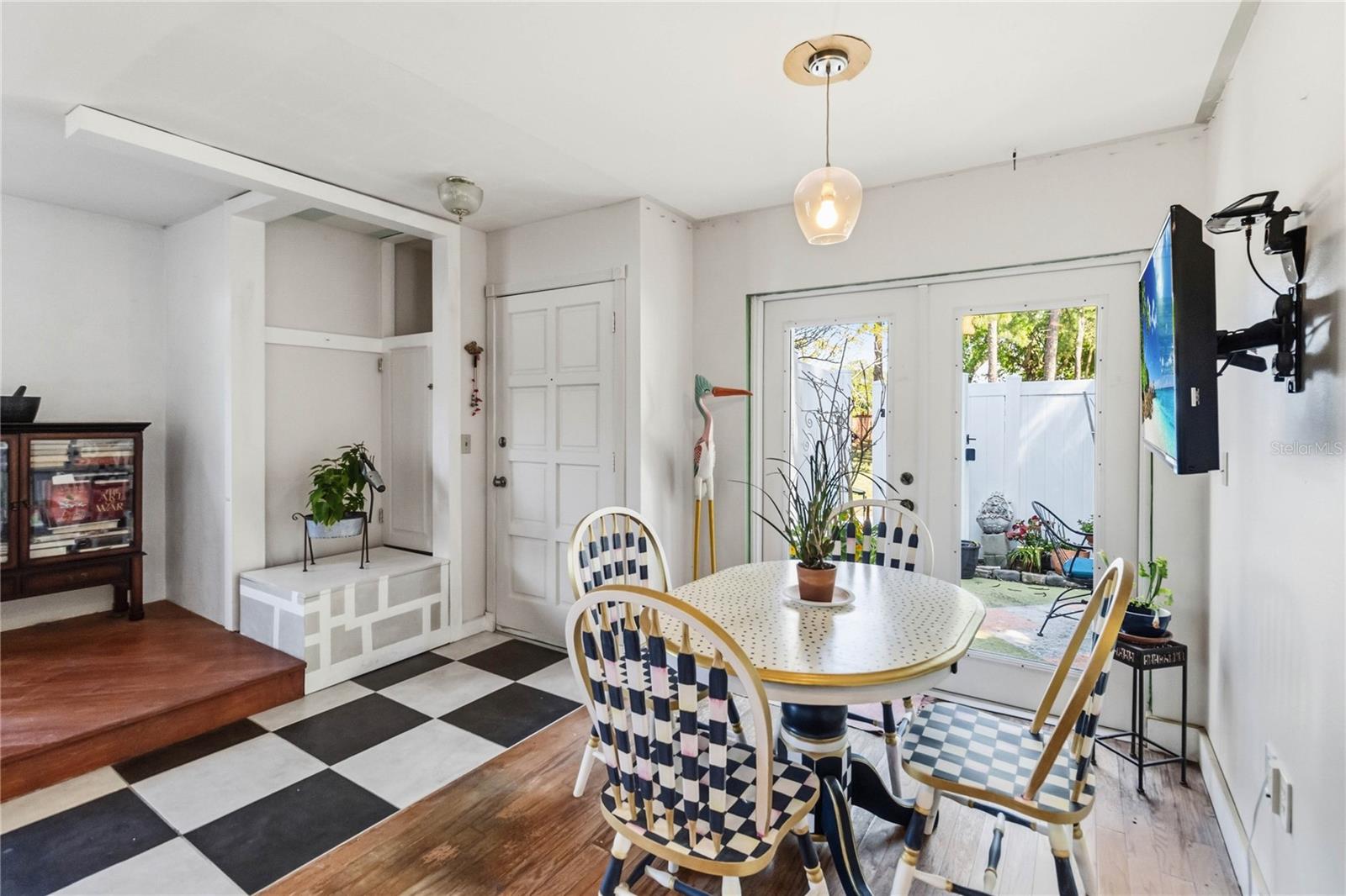 Image 10 of 25 For 102 Dorchester Square 102