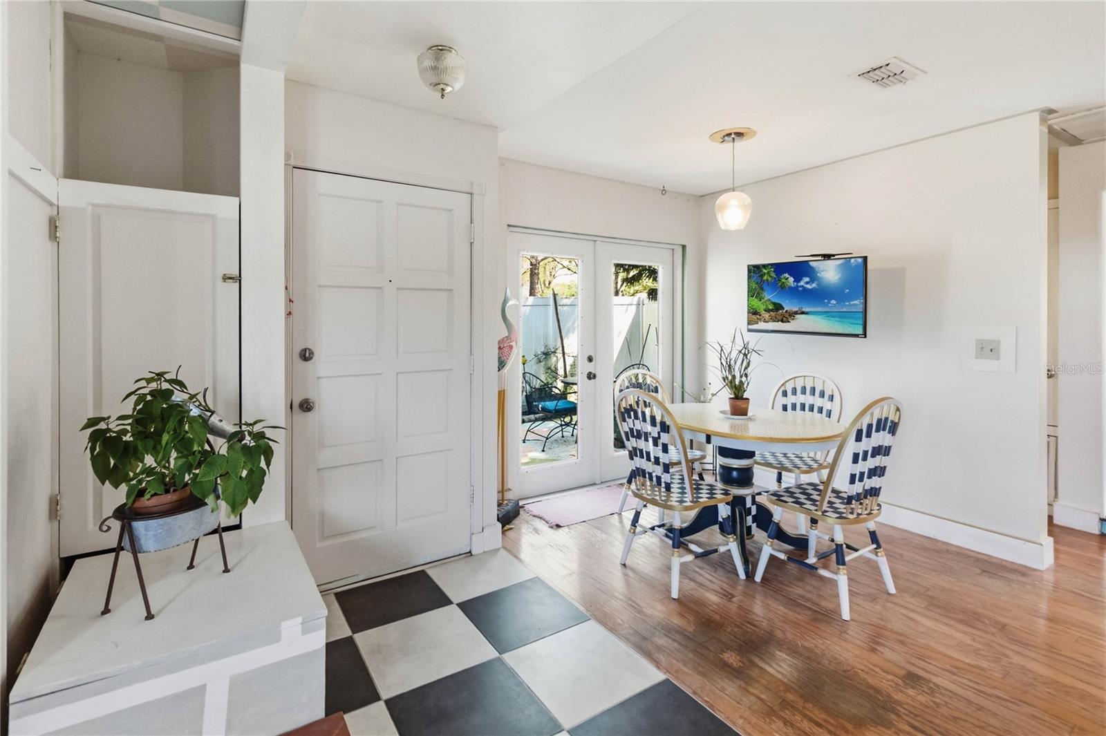 Image 11 of 25 For 102 Dorchester Square 102