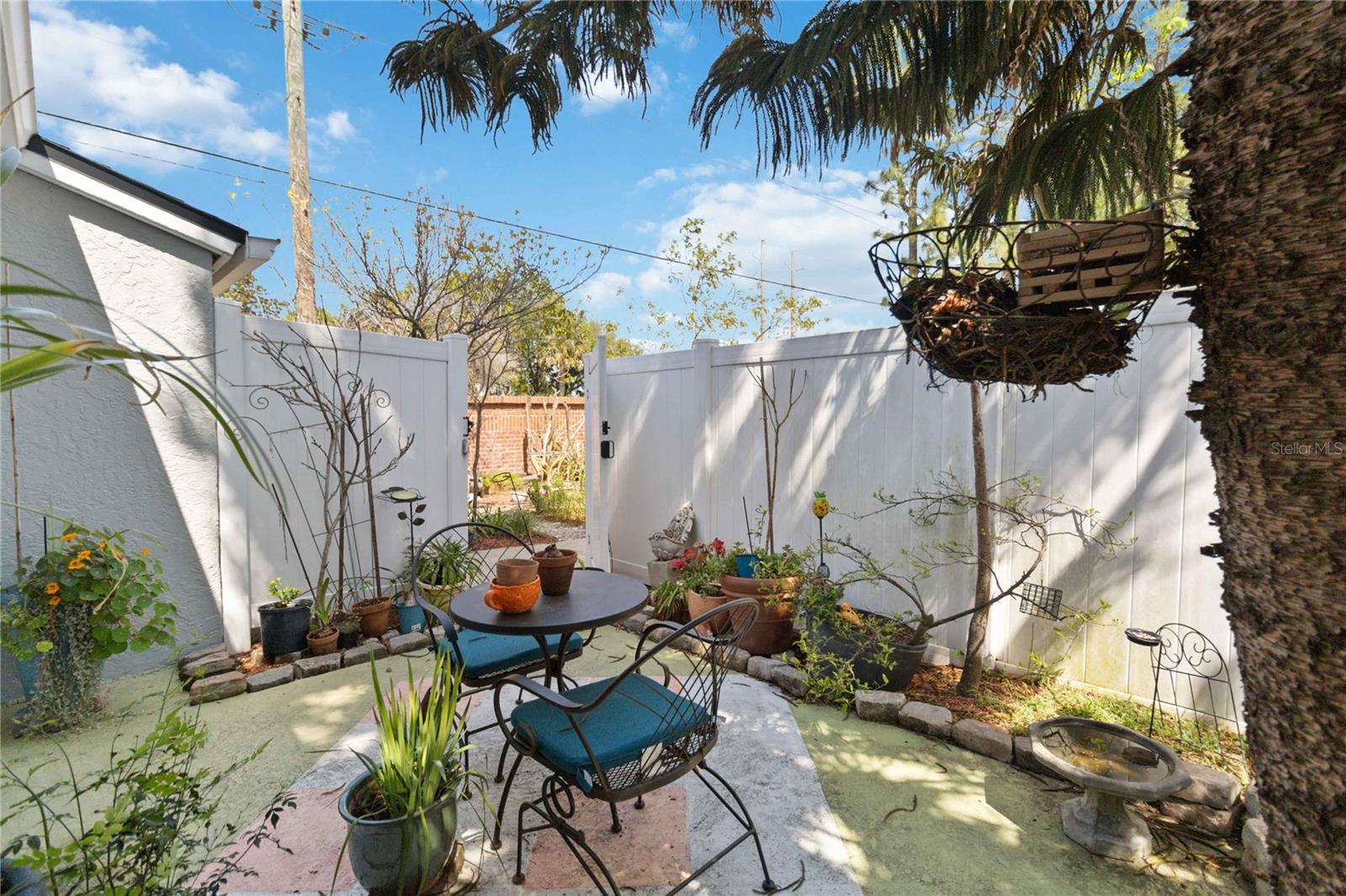 Image 21 of 25 For 102 Dorchester Square 102