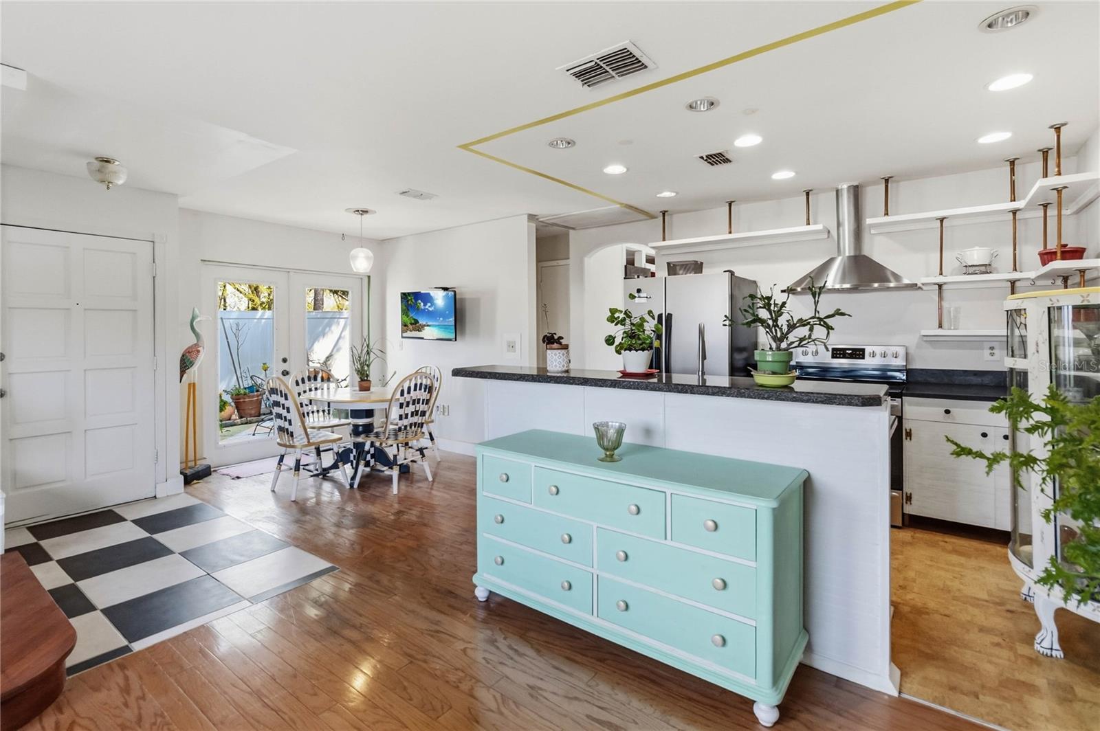 Image 5 of 25 For 102 Dorchester Square 102