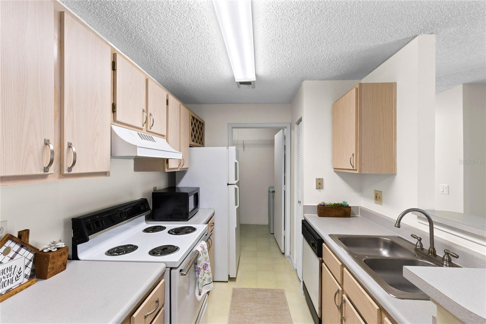 Image 13 of 40 For 2516 Grassy Point Drive 102