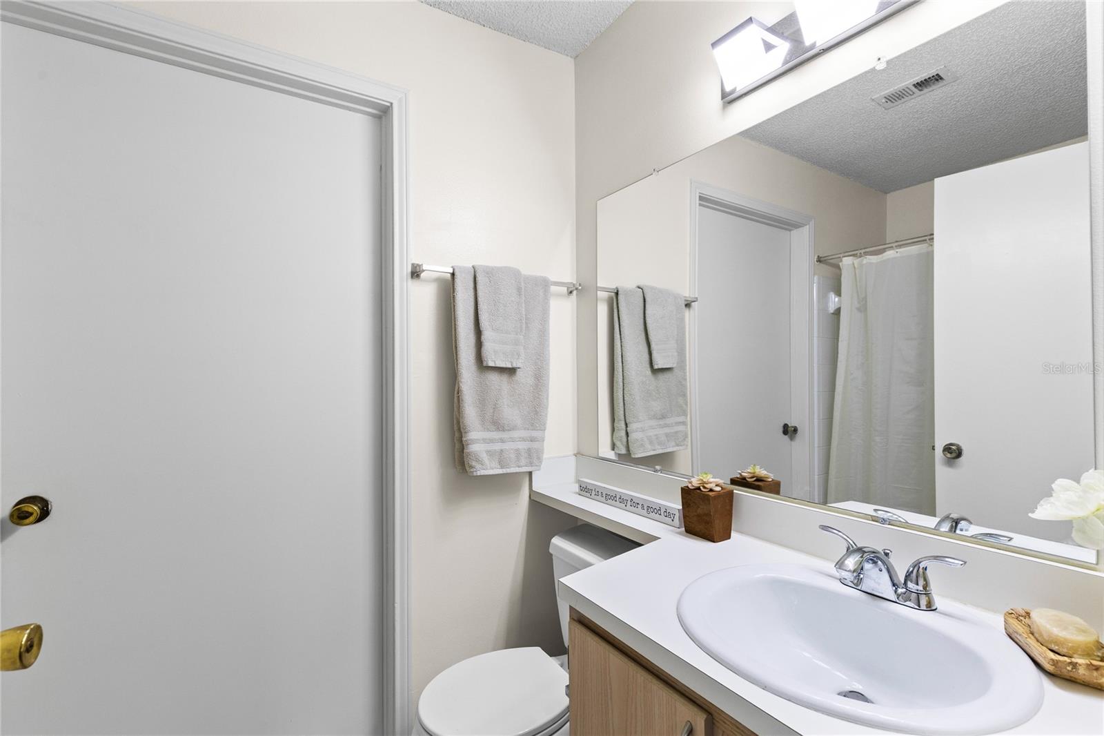 Image 20 of 40 For 2516 Grassy Point Drive 102