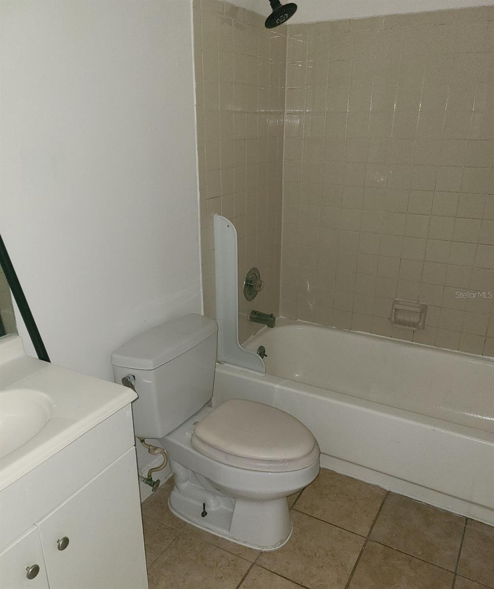 Image 13 of 19 For 4910 Silver Oaks Village B