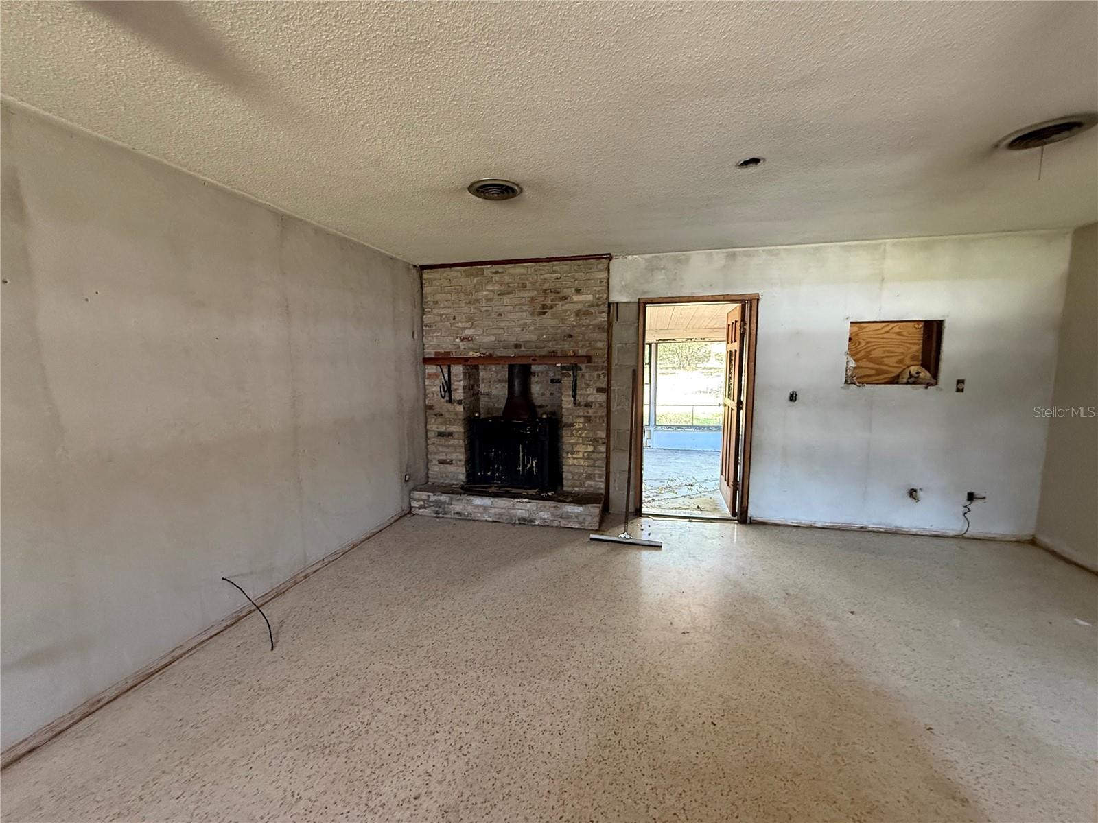 Image 5 of 23 For 600 53rd Court