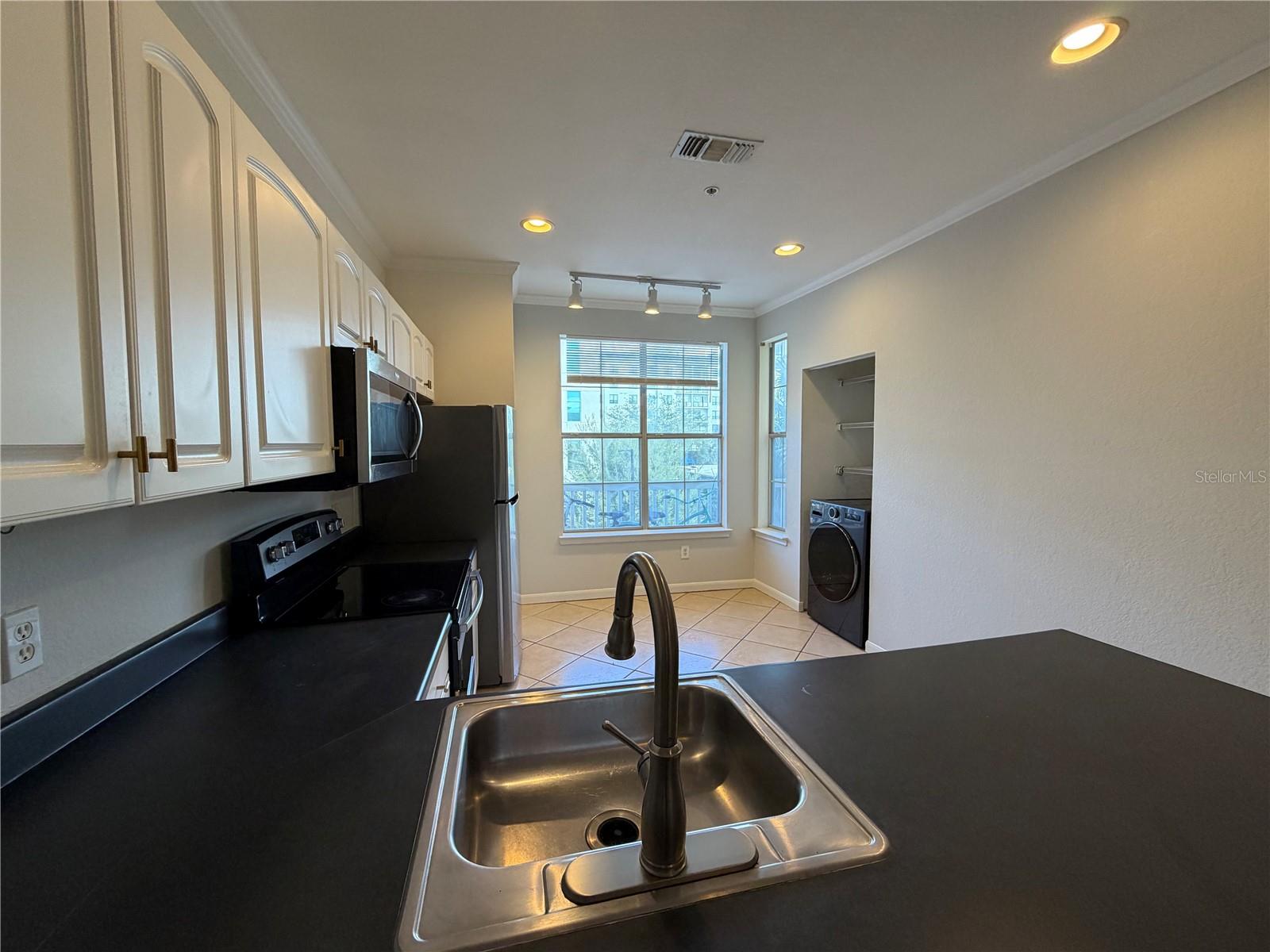 Image 10 of 37 For 860 Orange Avenue 301