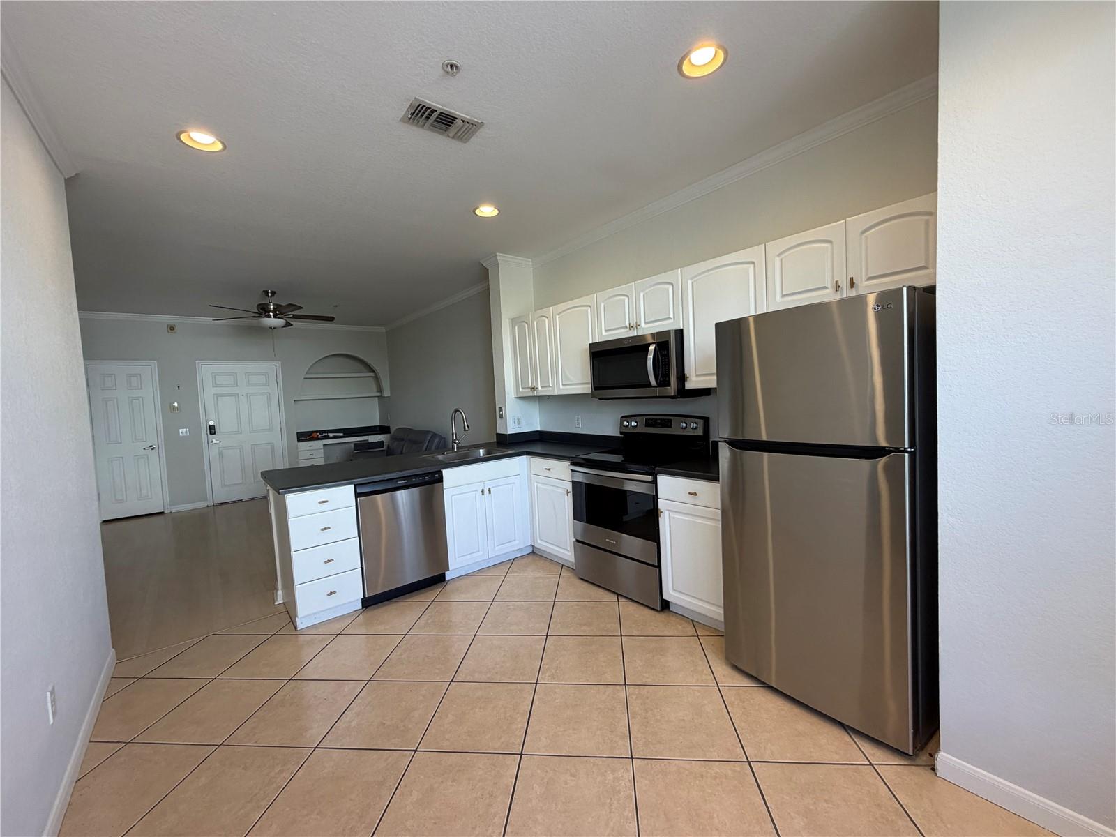 Image 7 of 37 For 860 Orange Avenue 301