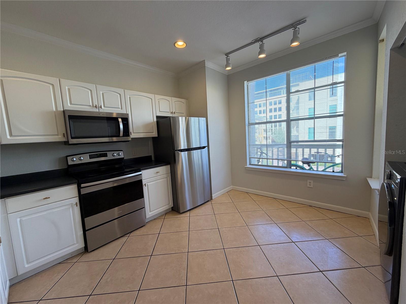 Image 8 of 37 For 860 Orange Avenue 301