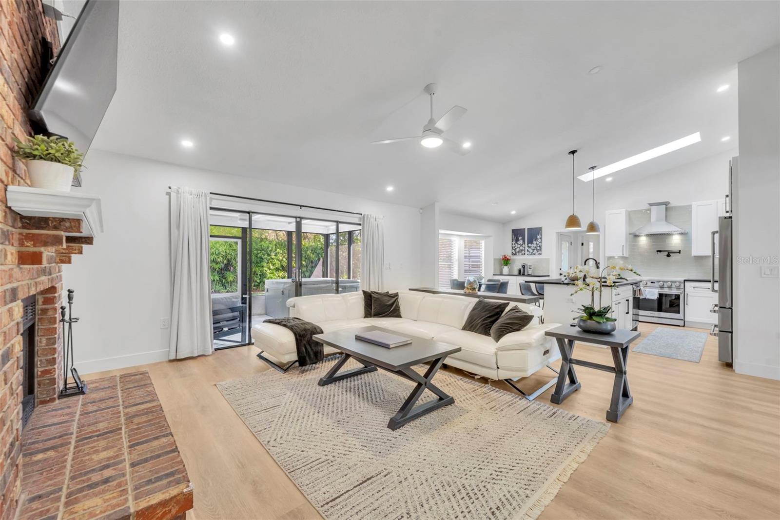 Listing photo id 8 for 853 Pine Shadow Drive