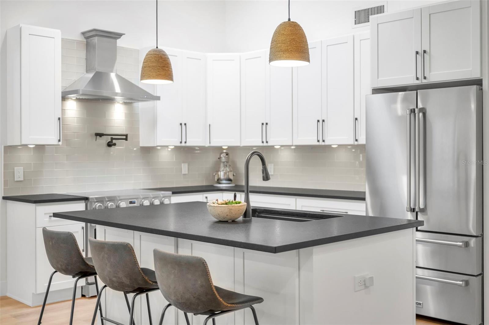 Listing photo id 12 for 853 Pine Shadow Drive