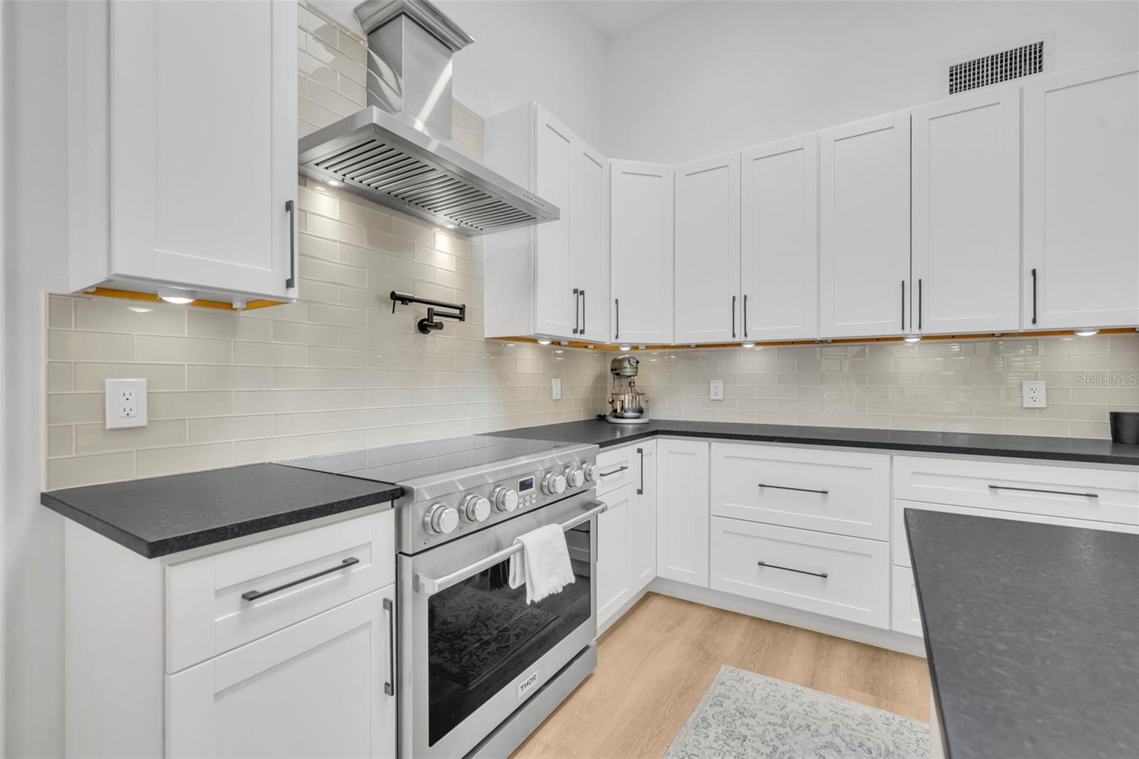 Listing photo id 15 for 853 Pine Shadow Drive