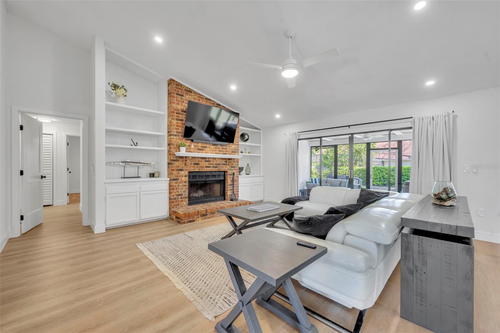 Listing photo id 3 for 853 Pine Shadow Drive