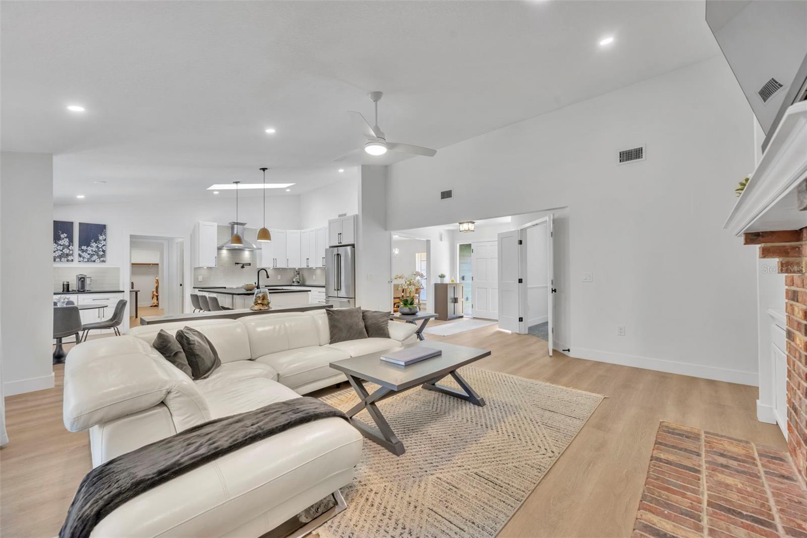 Listing photo id 7 for 853 Pine Shadow Drive