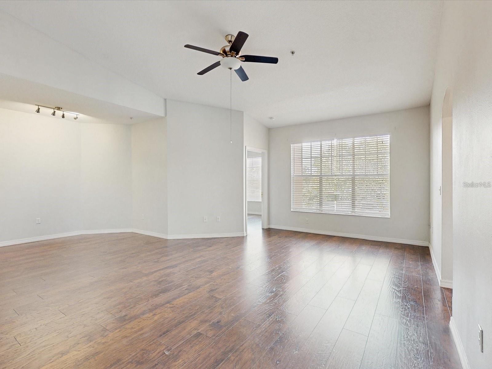 Image 4 of 27 For 5578 Metrowest Boulevard 203