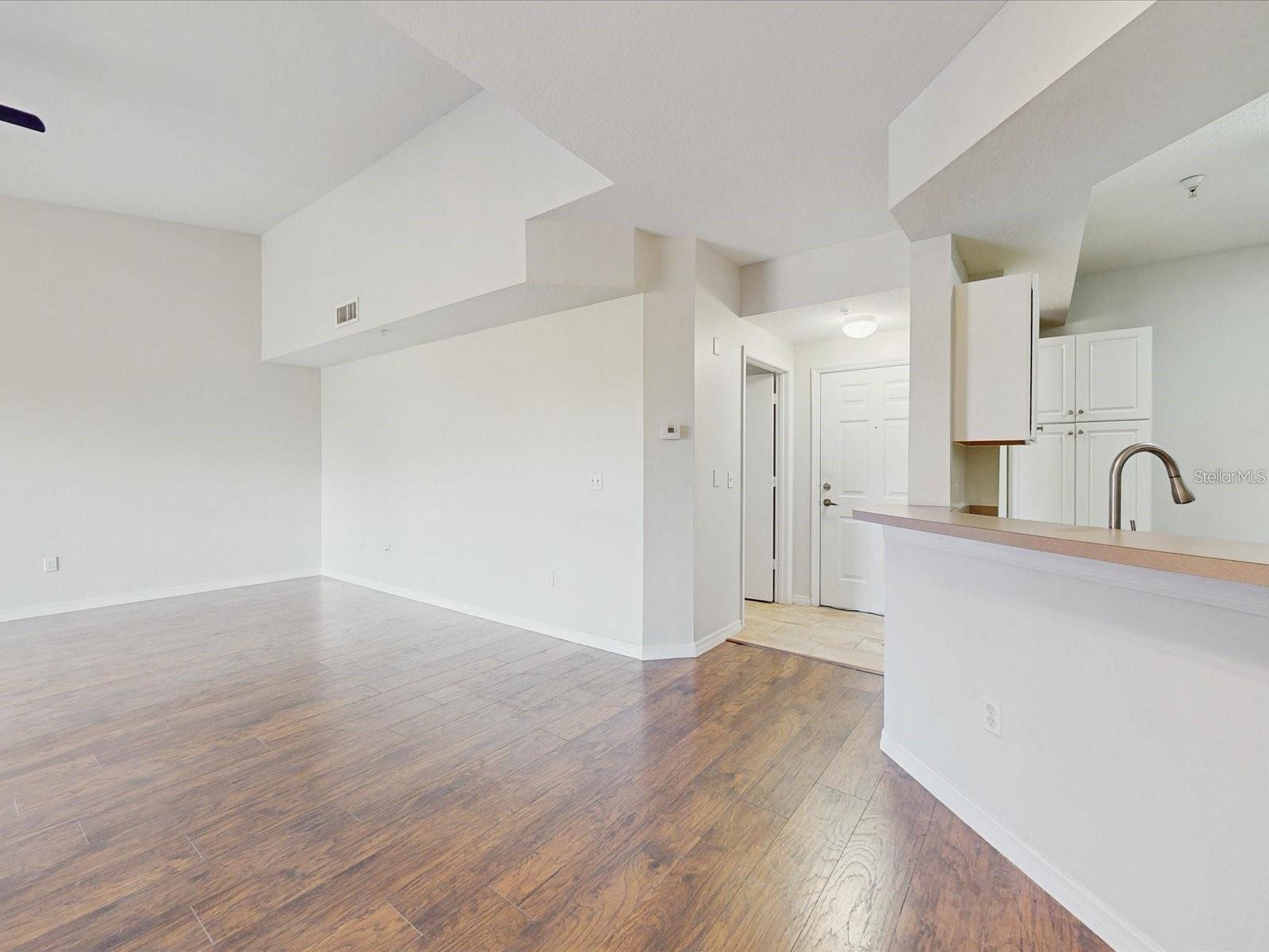 Image 5 of 27 For 5578 Metrowest Boulevard 203