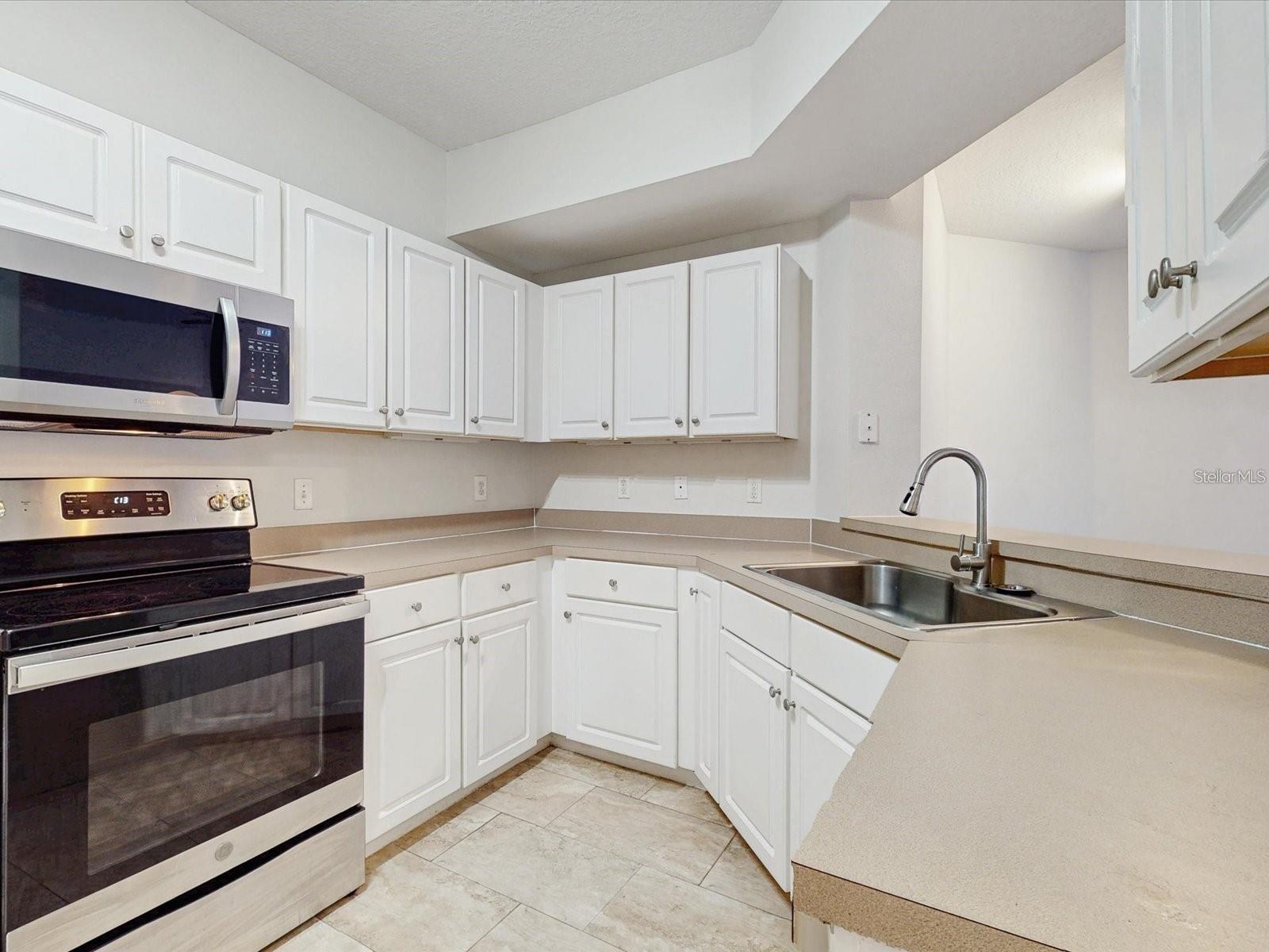 Image 6 of 27 For 5578 Metrowest Boulevard 203