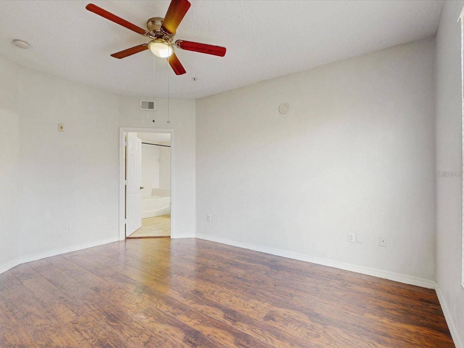 Image 9 of 27 For 5578 Metrowest Boulevard 203