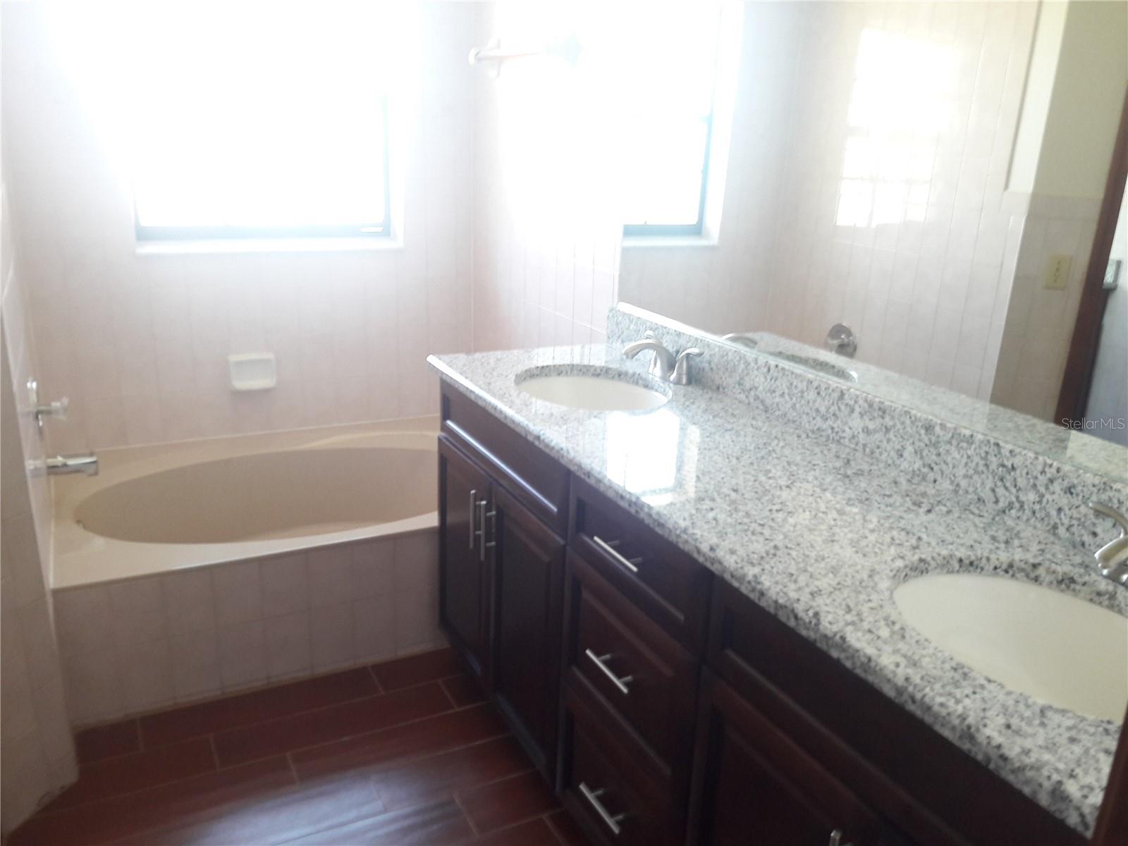 Image 15 of 19 For 3400 Lakeshore Boulevard