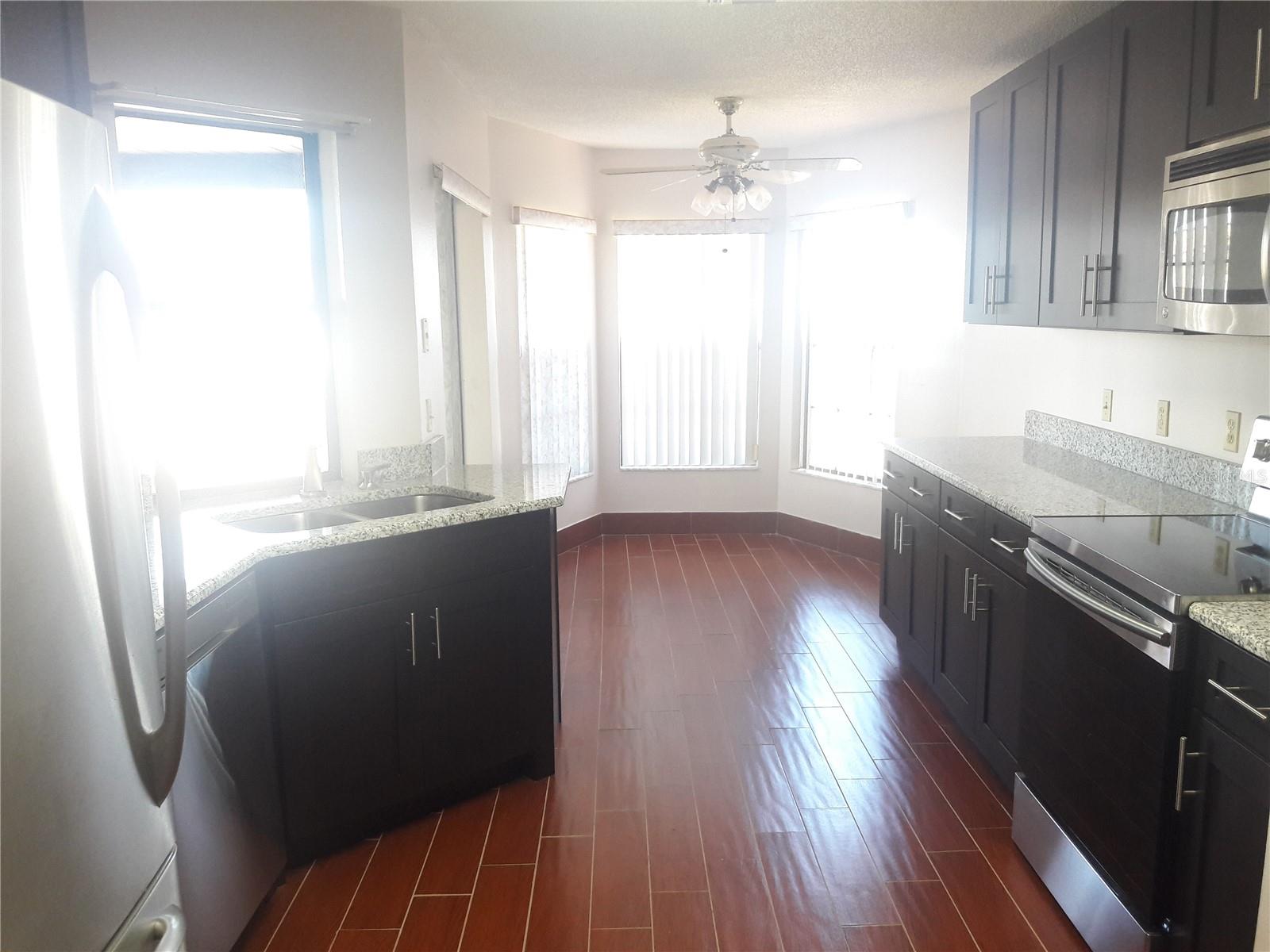 Image 7 of 19 For 3400 Lakeshore Boulevard