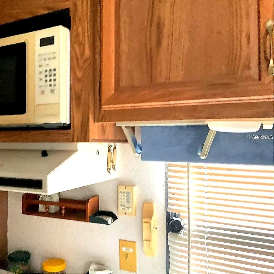 Image 3 of 10 For 38045 Bluebird Circle