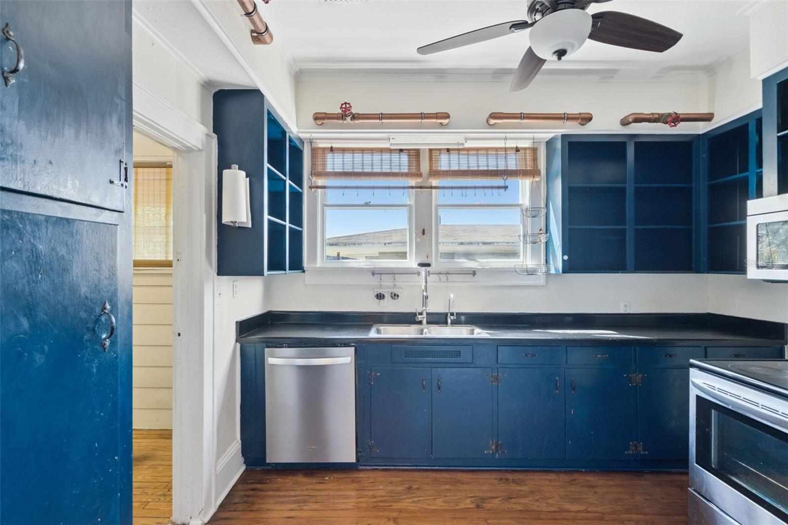 Image 11 of 35 For 518 Shoreview Avenue