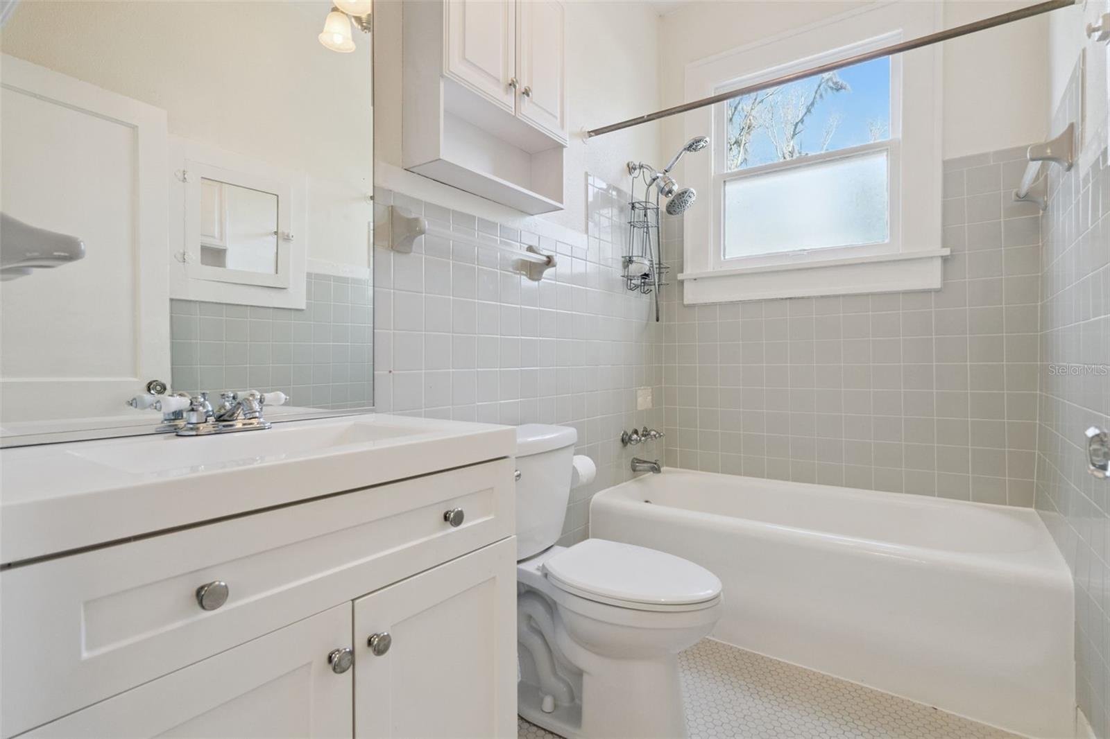 Image 18 of 35 For 518 Shoreview Avenue