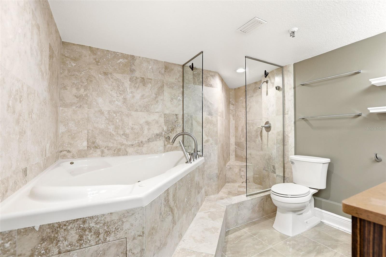 Image 19 of 29 For 400 Colonial Drive 1202