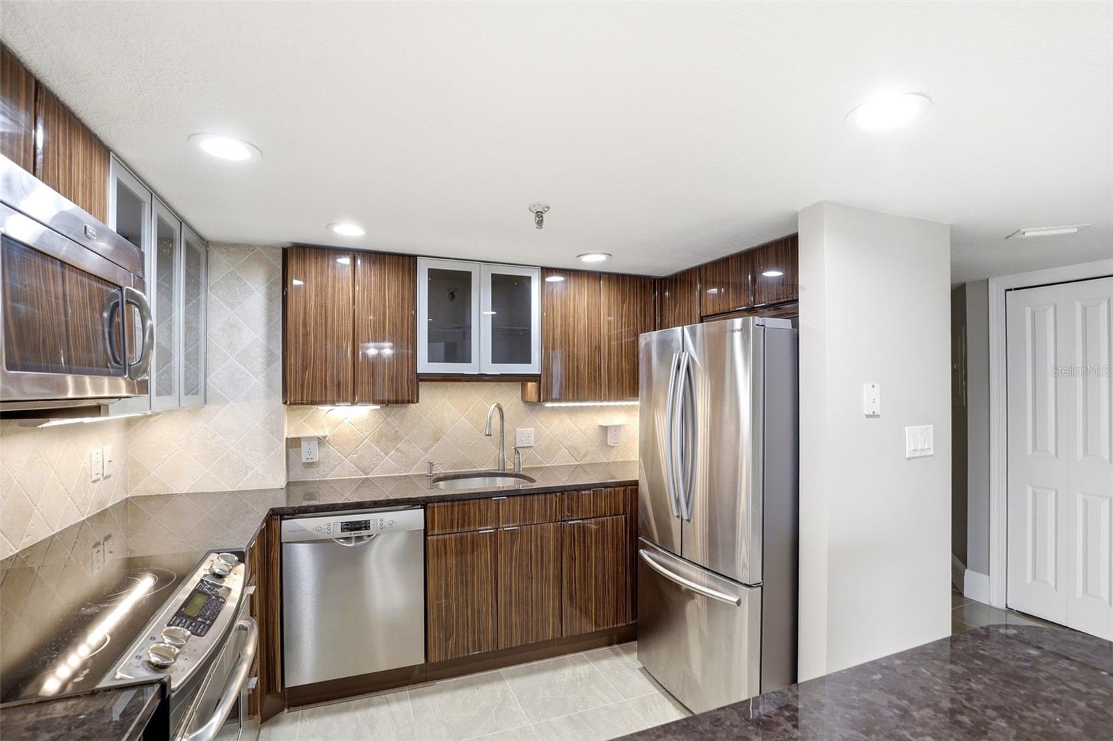 Image 7 of 29 For 400 Colonial Drive 1202