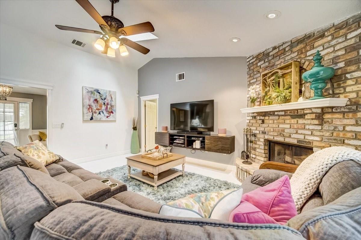 Image 13 of 71 For 7233 Branchtree Drive