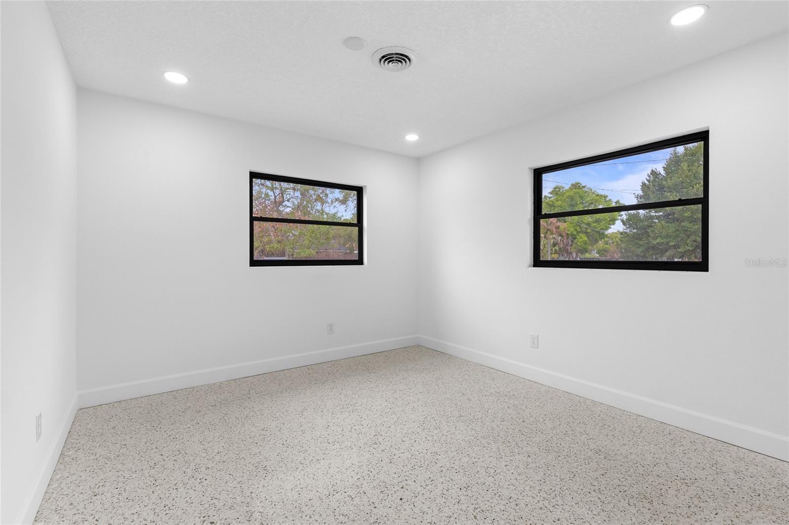 Image 24 of 40 For 909 Marabon Avenue