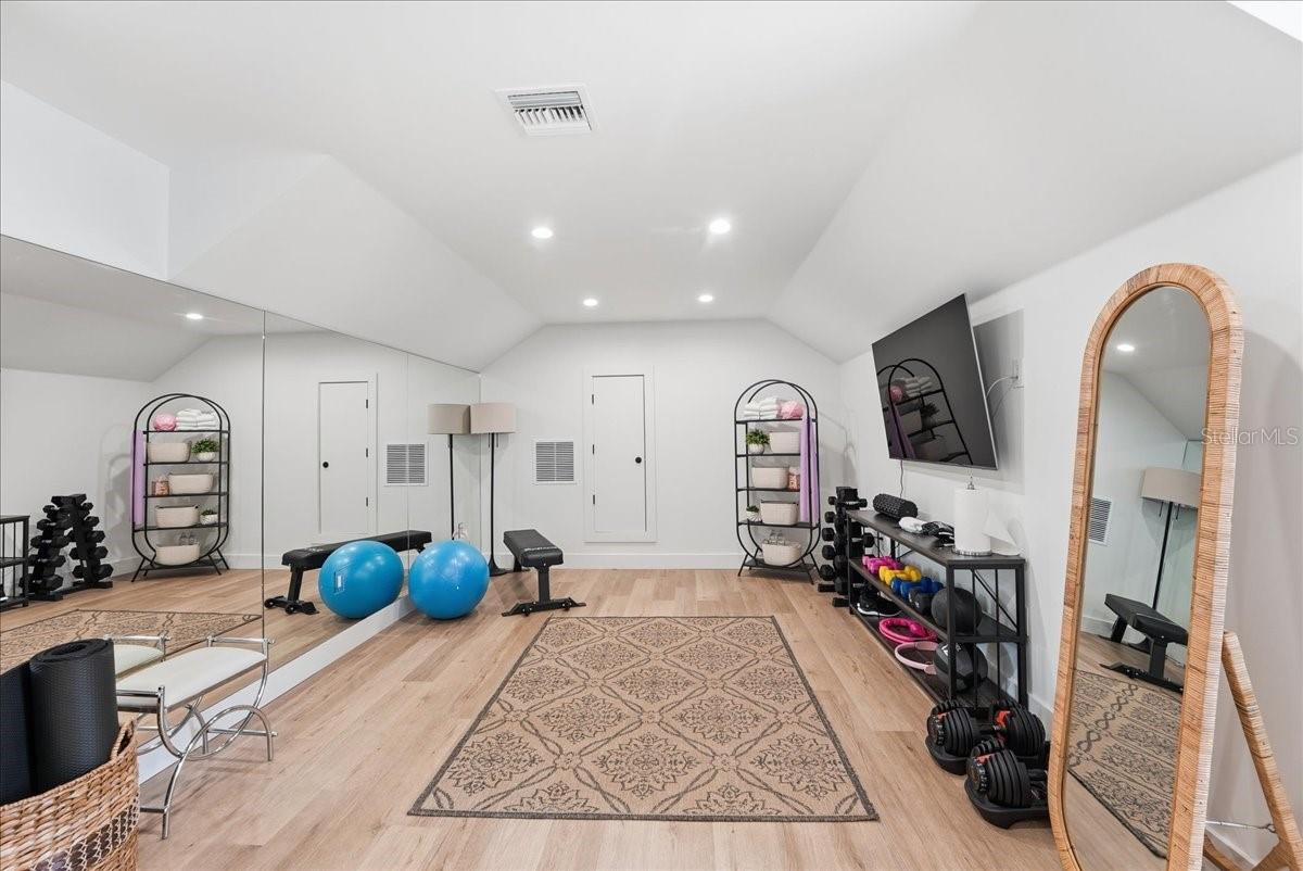 Listing photo id 39 for 9599 Blandford Road