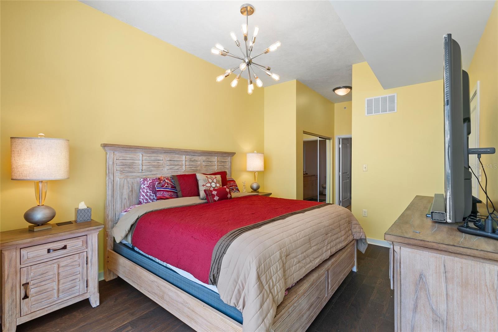 Image 18 of 41 For 155 Court Avenue 2305