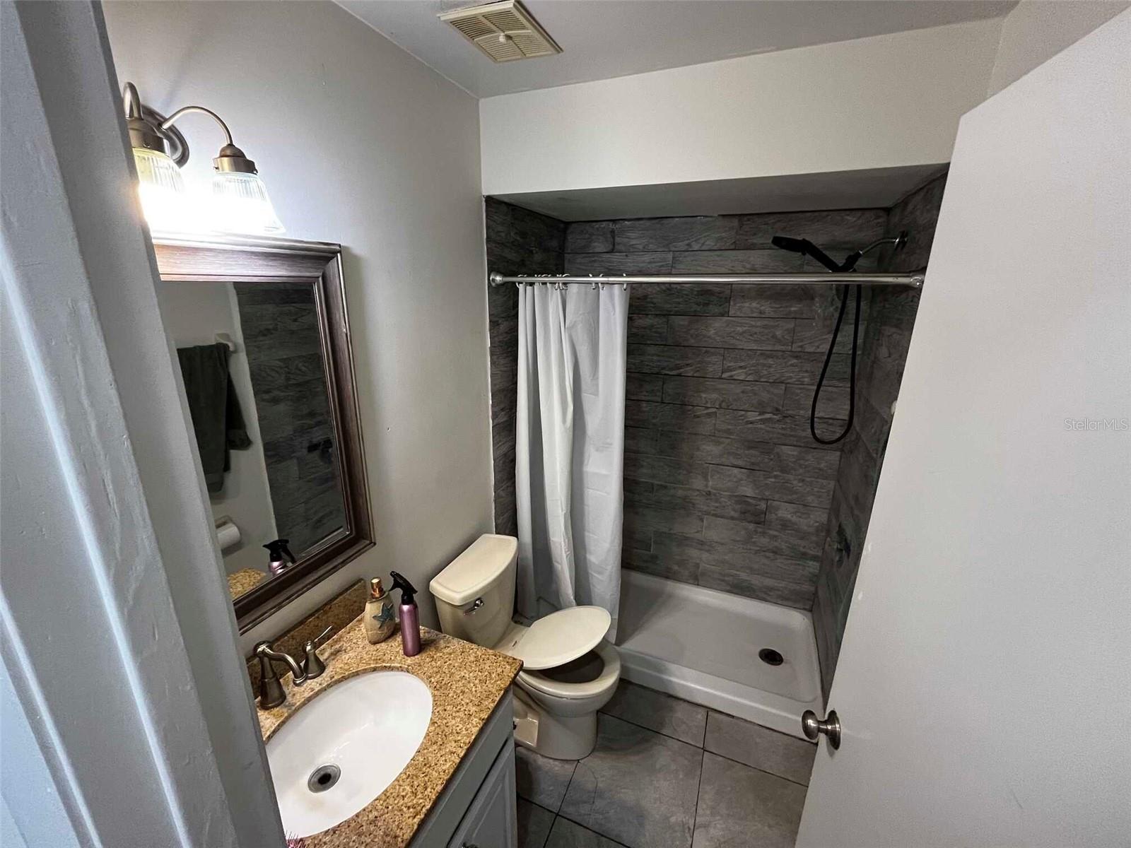 Image 14 of 17 For 708 Northlake Drive 7