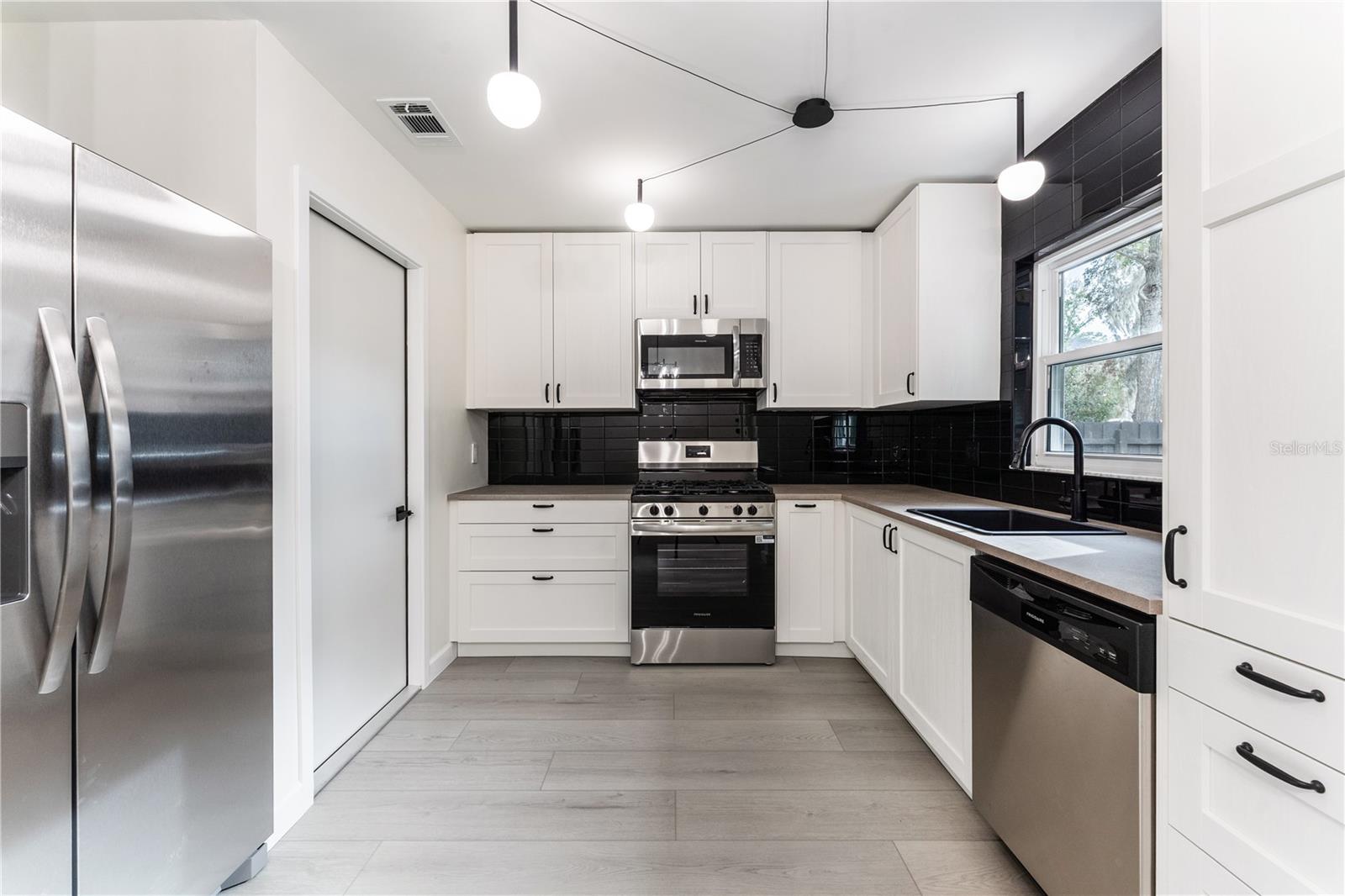 Image 9 of 28 For 104 Glenwood Avenue