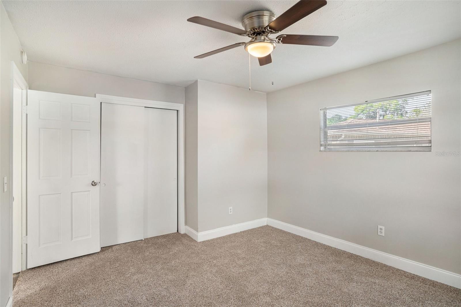 Listing photo id 8 for 1027 Pinegrove Drive