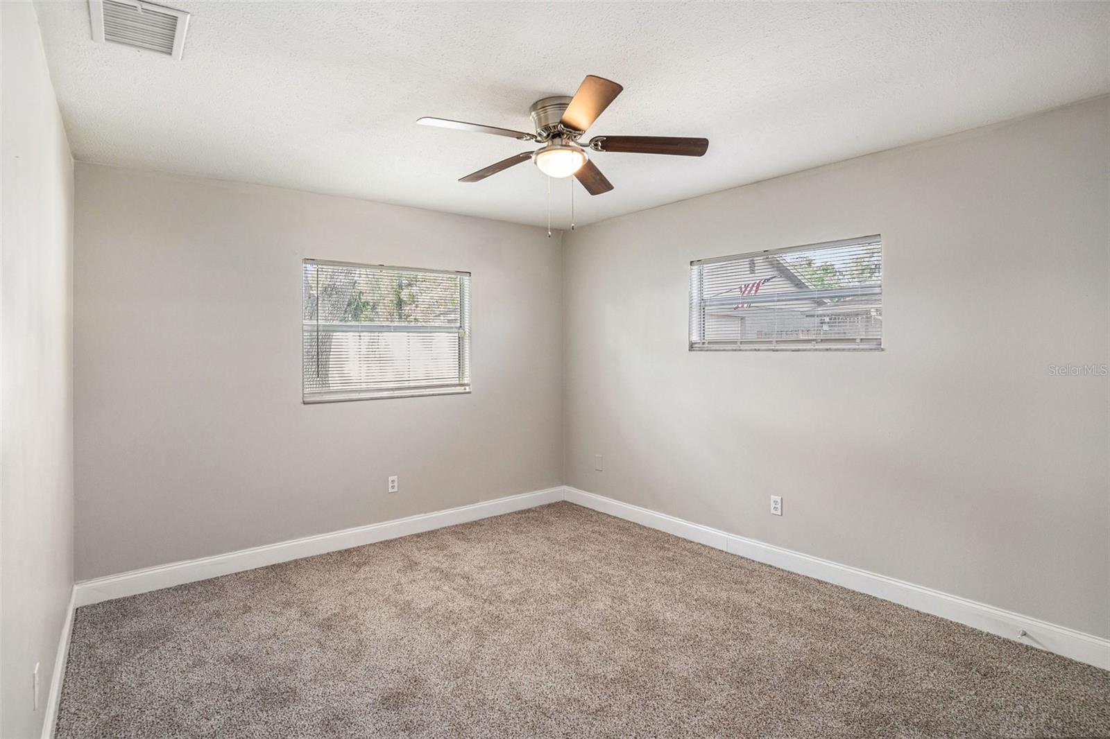 Listing photo id 9 for 1027 Pinegrove Drive