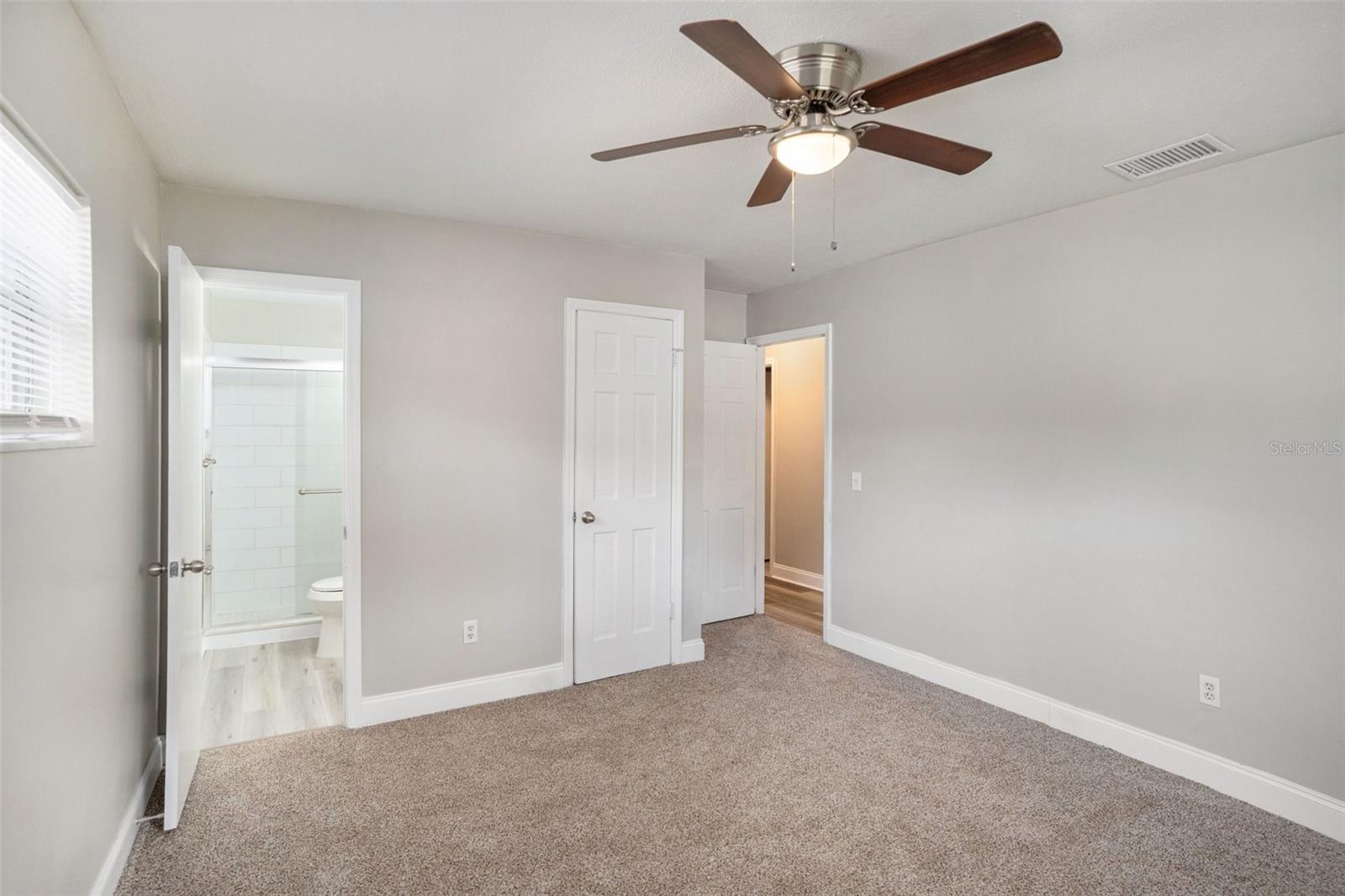 Listing photo id 10 for 1027 Pinegrove Drive