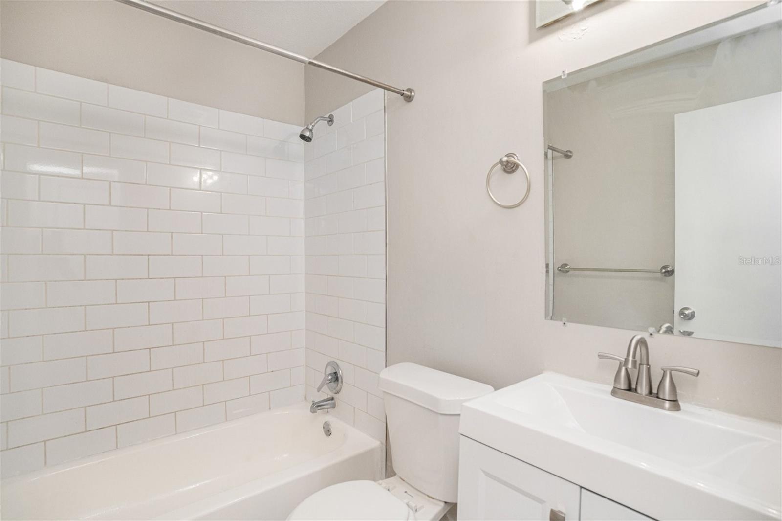 Listing photo id 11 for 1027 Pinegrove Drive