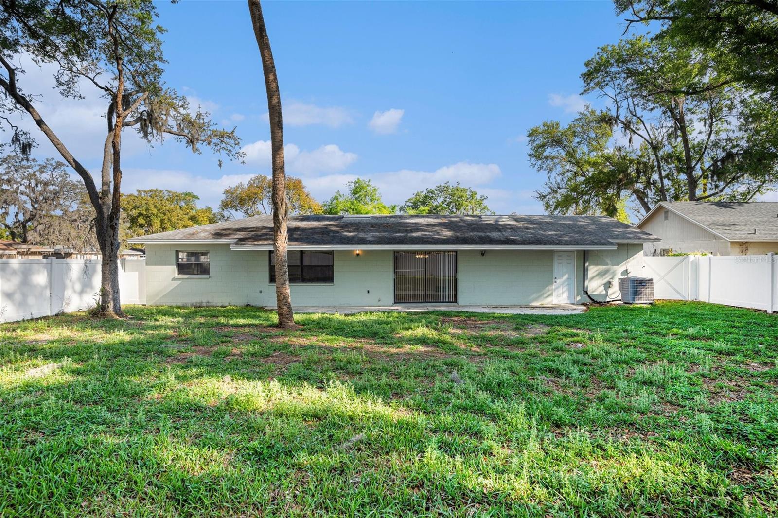 Listing photo id 13 for 1027 Pinegrove Drive