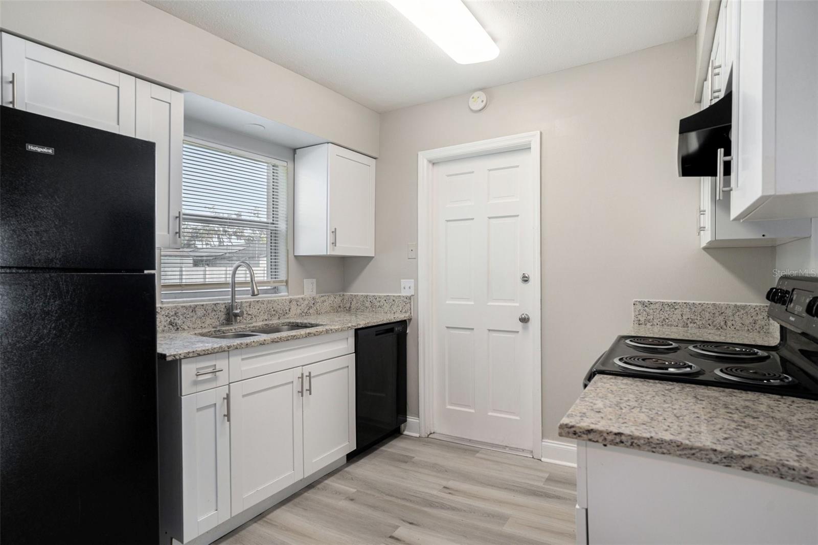 Listing photo id 2 for 1027 Pinegrove Drive