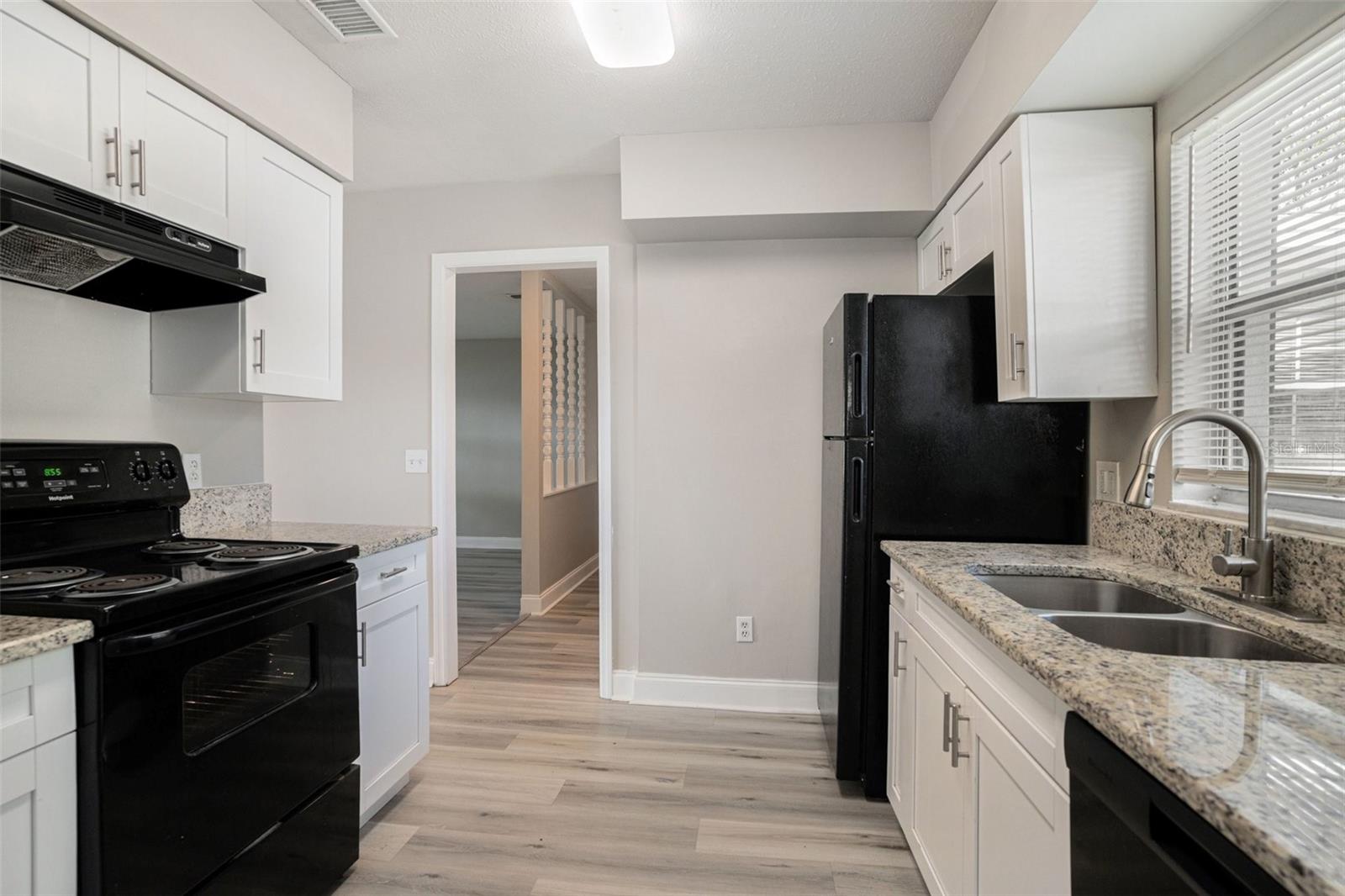 Listing photo id 3 for 1027 Pinegrove Drive