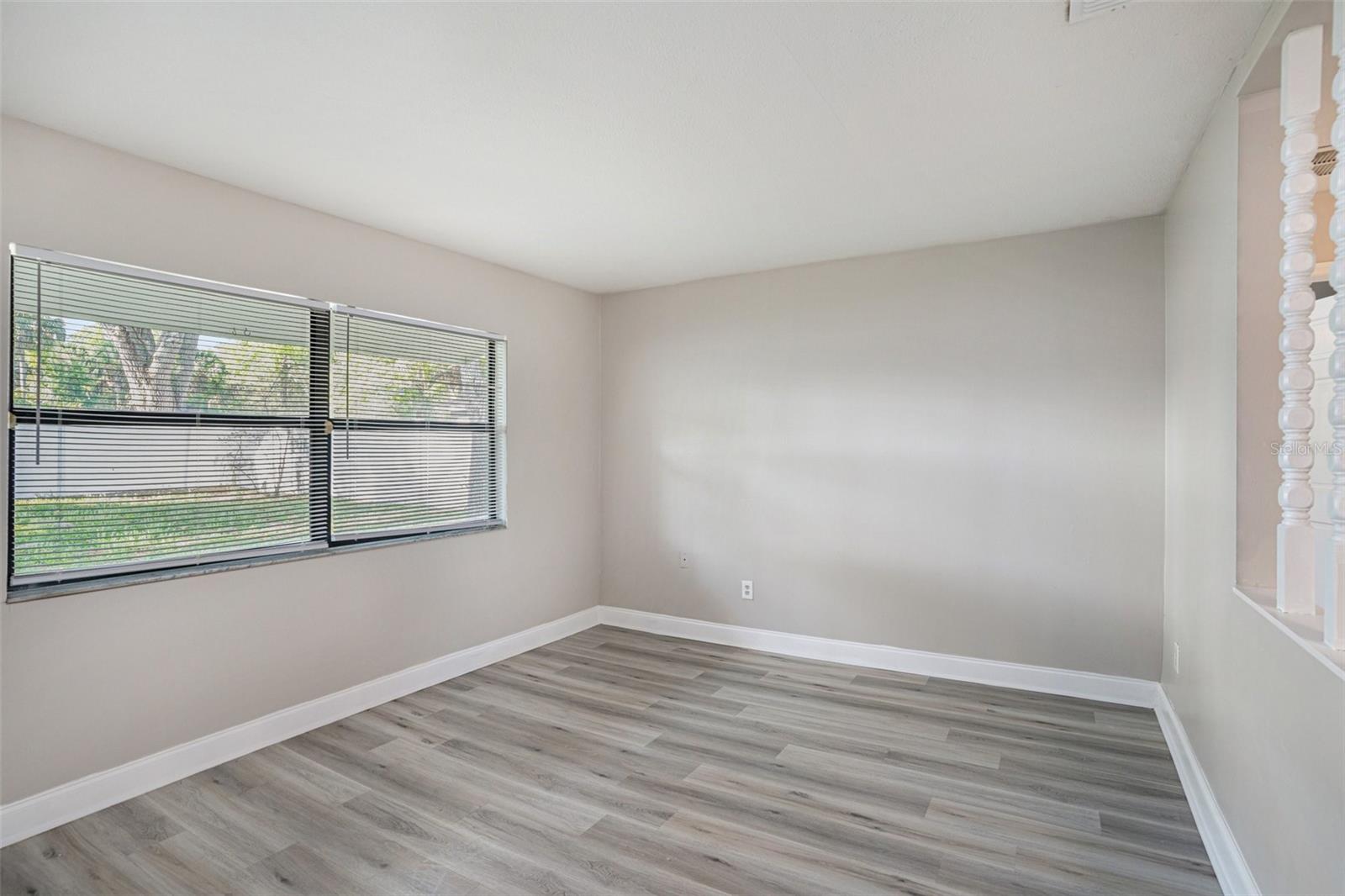 Listing photo id 4 for 1027 Pinegrove Drive